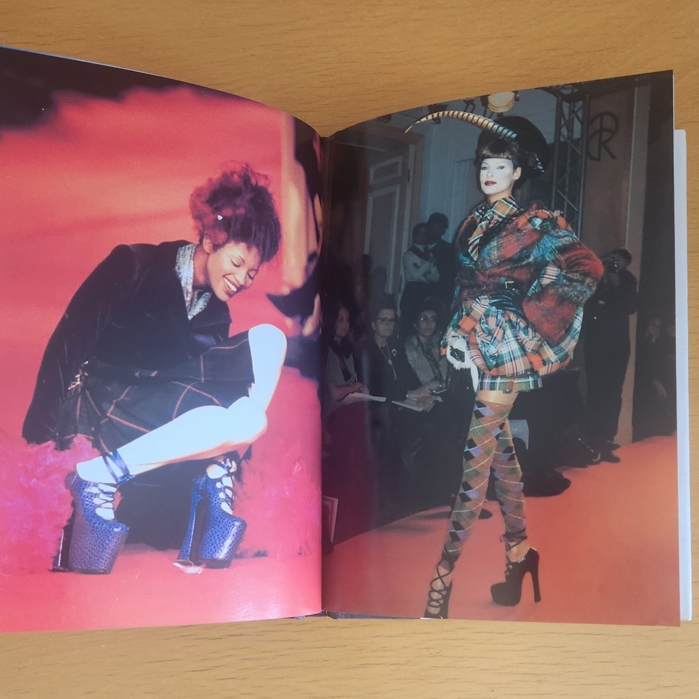 Assouline – Vivienne Westwood Universe of Fashion (1998) - Picture 11 of 16